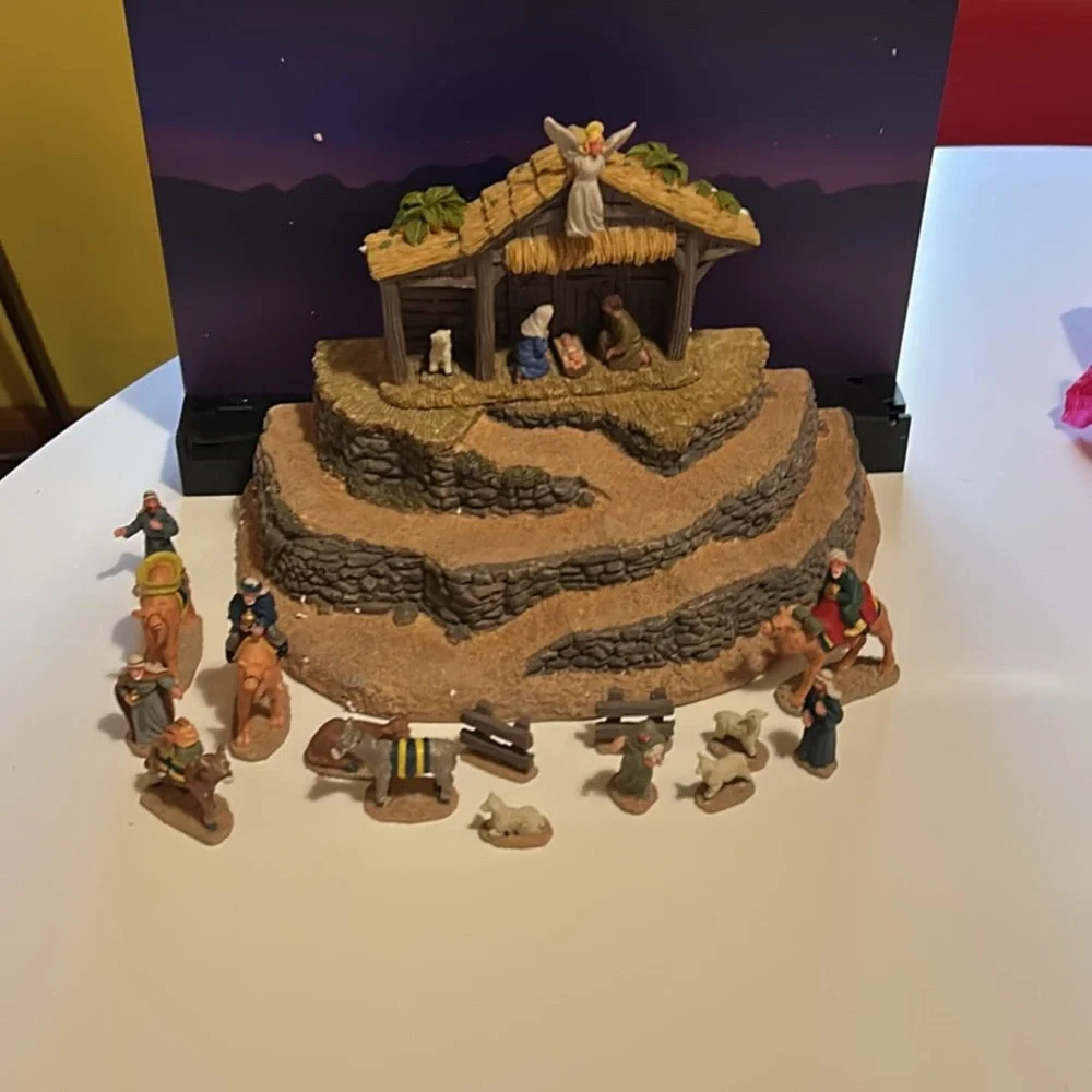 Lemax Nativity Scene with Multicolor Figurines - Picture 5 of 6